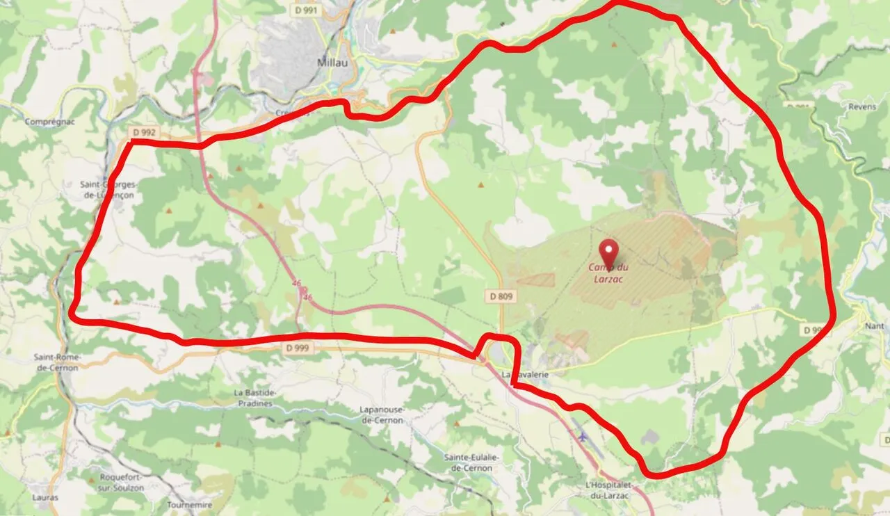 Carte du sud de Millau où une ligne rouge entoure une vaste zone autour du camp du Larzac, signalé par une zone hachurée près de La Cavalerie.