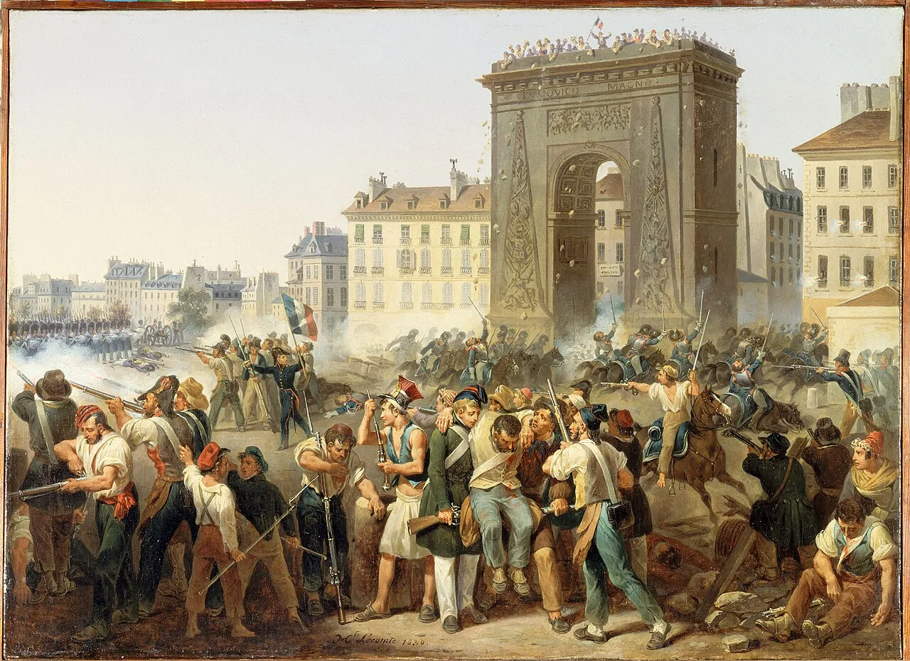 Peinture : au pied d'un arc de triomphe, des civils armés de fusils tirent sur des cavaliers et des fantassins ; au centre, un blessé est soutenu par ses camarades ; un drapeau tricolore flotte au-dessus de la foule et des gens jettent des pierres depuis le haut de l'arc.