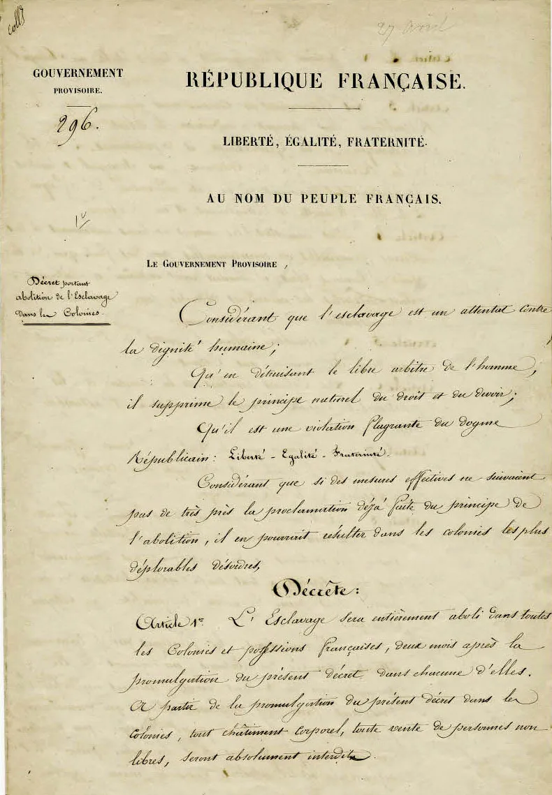 Première page manuscrite du décret du Gouvernement provisoire portant abolition de l'esclavage dans les colonies, écriture à l'encre sur papier jauni.